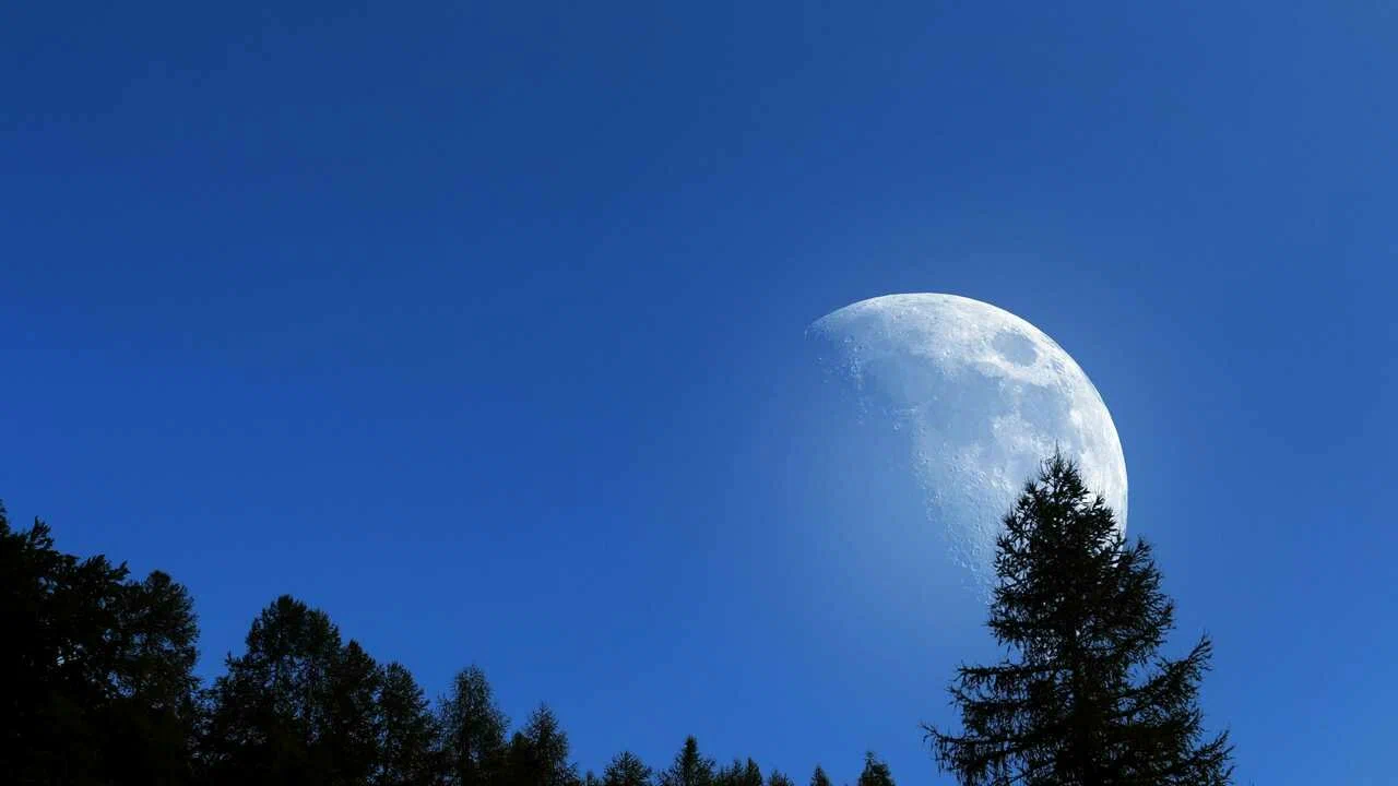 Mēness katru gadu attālinās no Zemes par 3,8 cm: kādas izmaiņas tas radīs Zemei