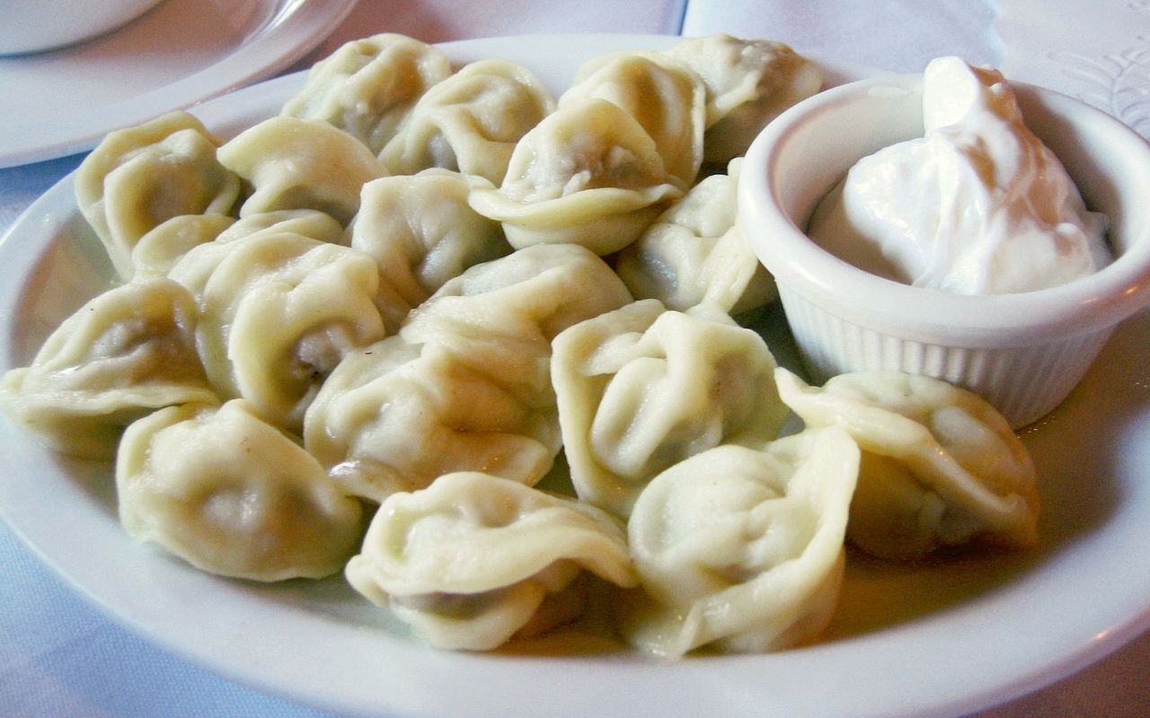 Pelmeni, kas pagatavoti 15 minūtēs: viens kumoss, un jūs gribēsiet apēst visu pannu