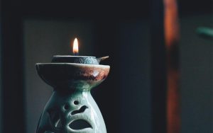 Feng šui eksperts skaidri paskaidro: ikdienas smaržu dedzināšana var būt gan noderīga, gan kaitīga