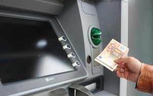 “Banknotu viltošana” caur bankomātu: jūsu konts var tikt iztukšots.