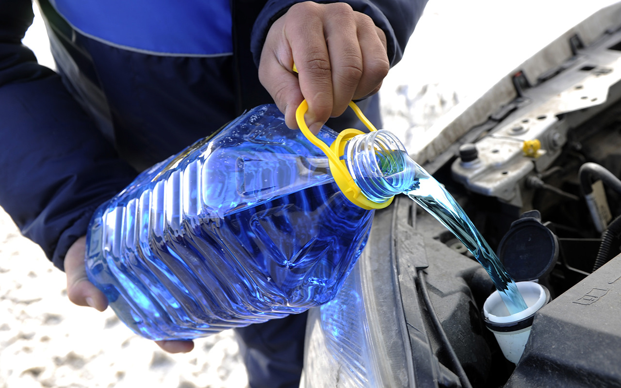Vasaras stikla tīrīšanas šķidrums ir sasalis? Ir pārbaudīts veids, kā ātri atrisināt šo problēmu.