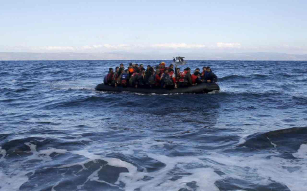 Briesmīgs brīvdienu piedzīvojums: tūristi vēro, kā viņu čemodāni grimst jūrā