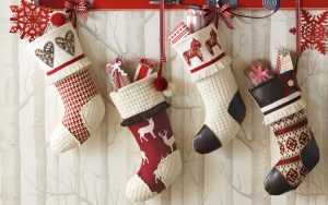 Ja jums ir tualetes papīra ruļļi, neizmetiet tos: ideja mājas dekorēšanai Ziemassvētkos 2025. gadā