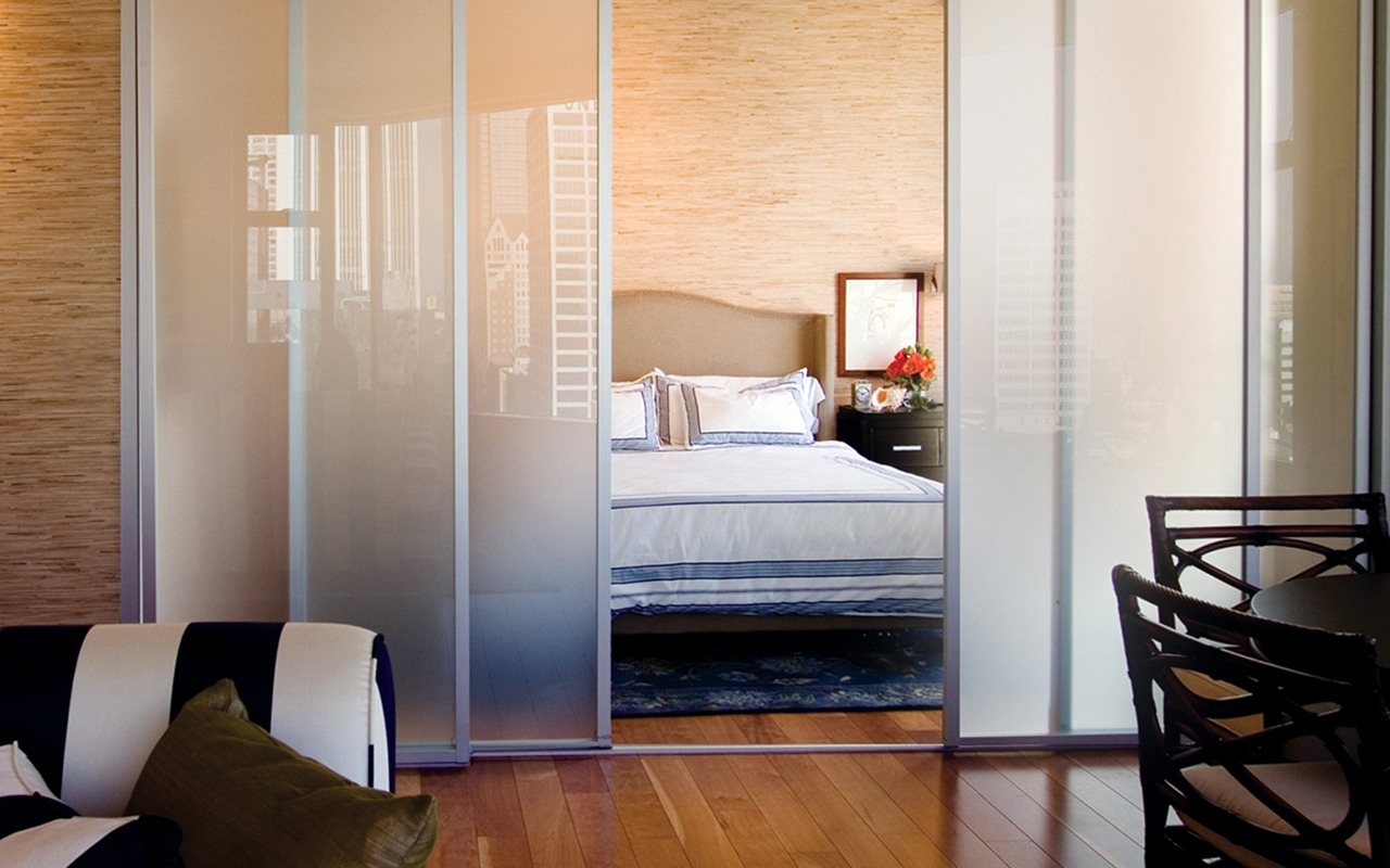 Latvieši atsakās no plašām mājām: kas liek pircējiem meklēt kompakta izmēra dzīvokļus?