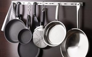 Mario Sanchez, pārtikas rūpniecības tehnologs: „Ja man būtu jāpērk pannas, labākais variants būtu nerūsējošais tērauds. Šis materiāls neizdala toksiskas vielas pārtikā”.