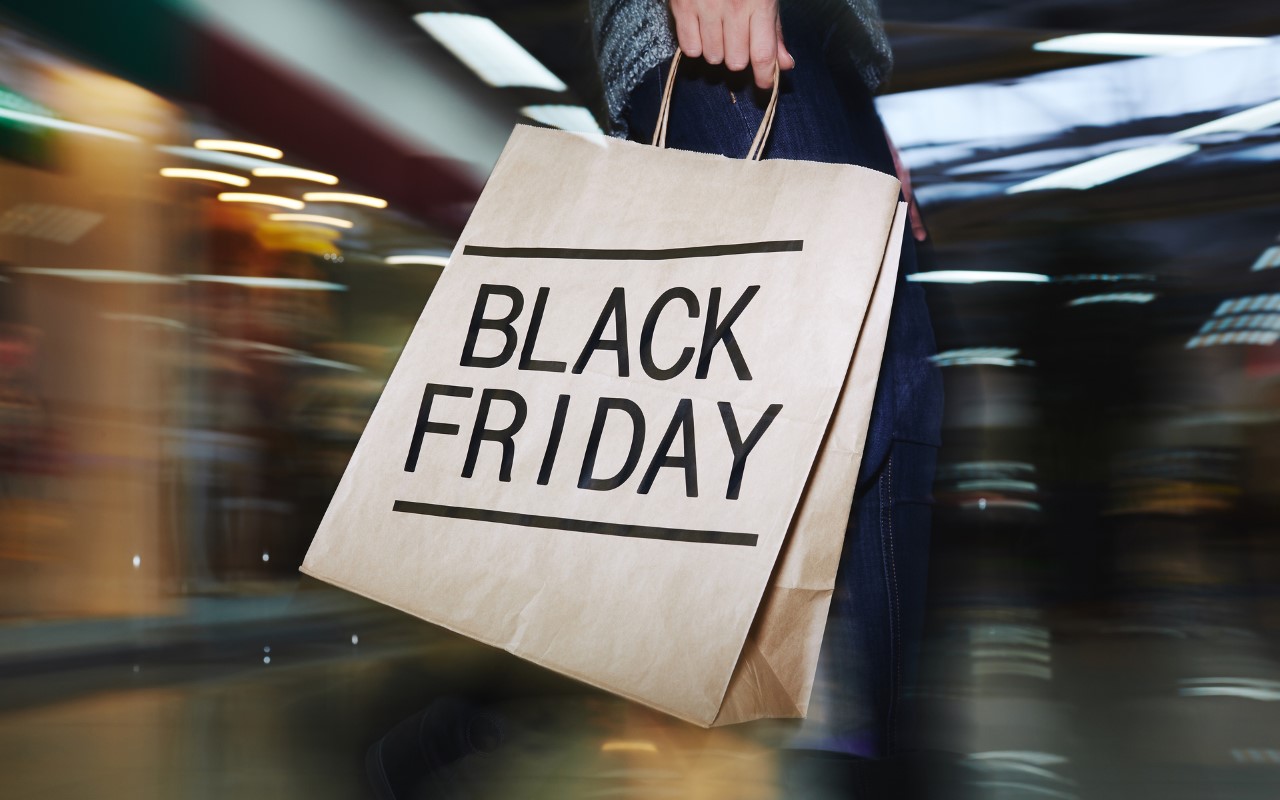 Veikala īpašnieks redzēja, kā pircēji pagriezās un aizgāja, jo Melnajā piektdienā nebija nekādu atlaižu.