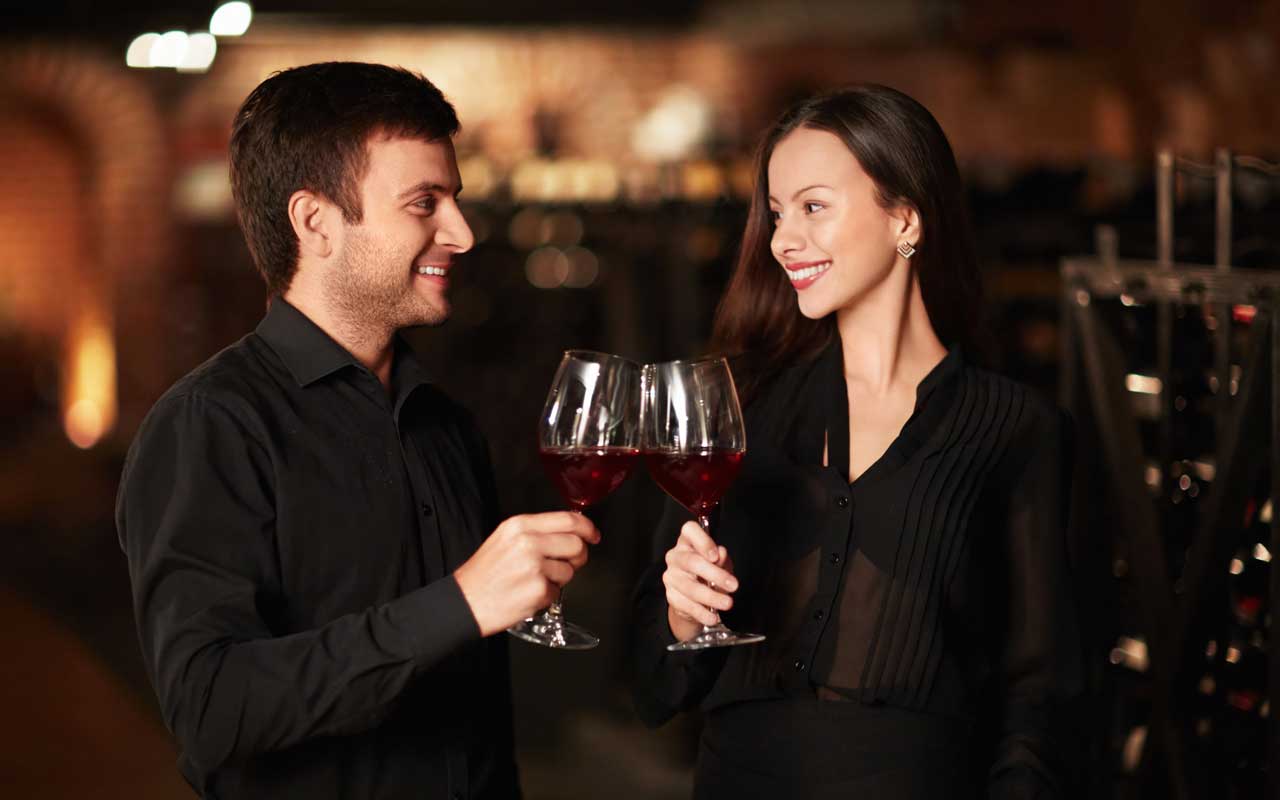 Pāris stāsta par savu ikdienas dzīvi Latvijā: «Mēs pavadām stundu pie vīna glāzes»