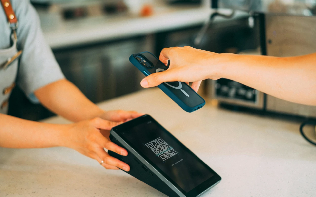 „Tā ir ļoti slikta ideja”: kāpēc nevajadzētu maksāt par produktiem ar bankas karti?