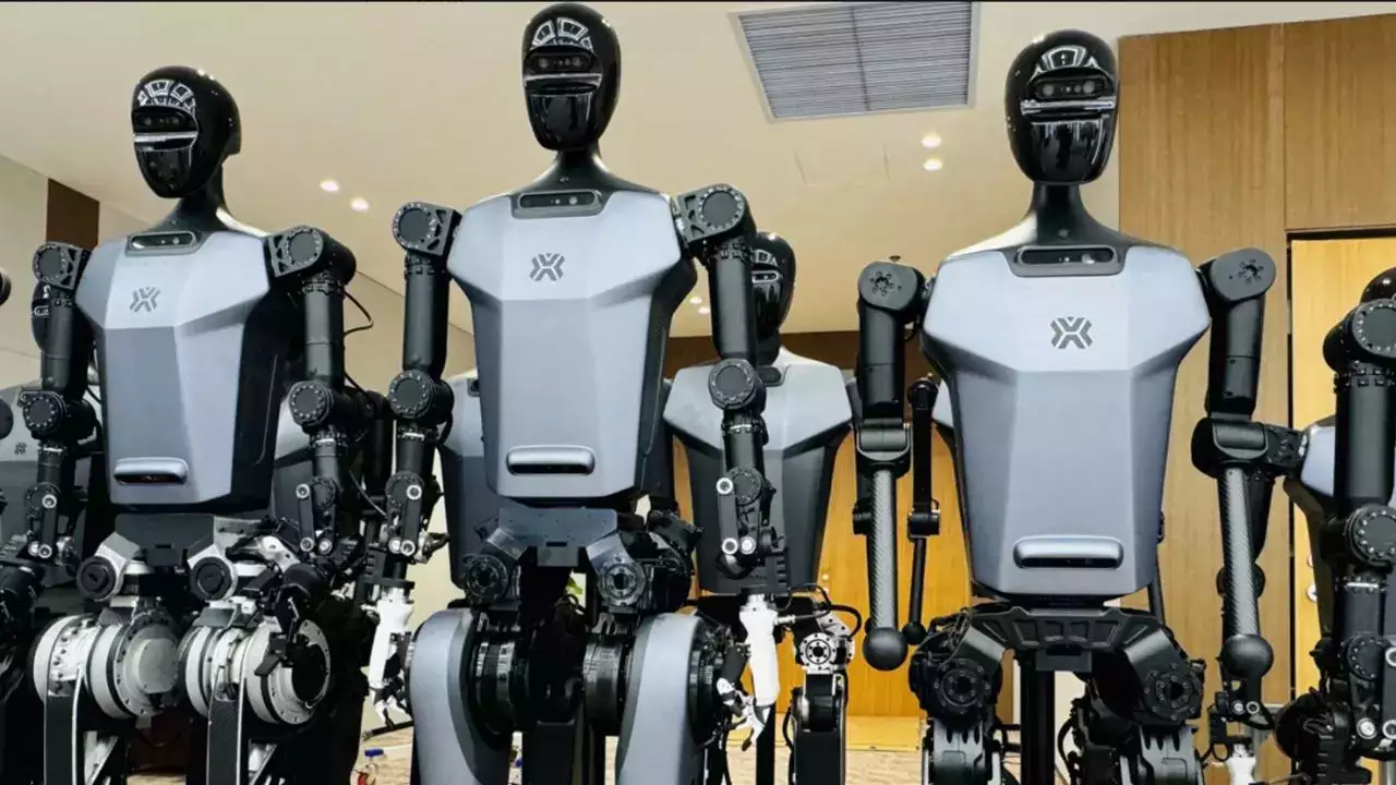 Ardievas, cilvēki? Ķīnā ir atvērta skola cilvēkveidīgiem robotiem, kur tos apmāca strādāt rūpnīcā un veikt mājas darbus.