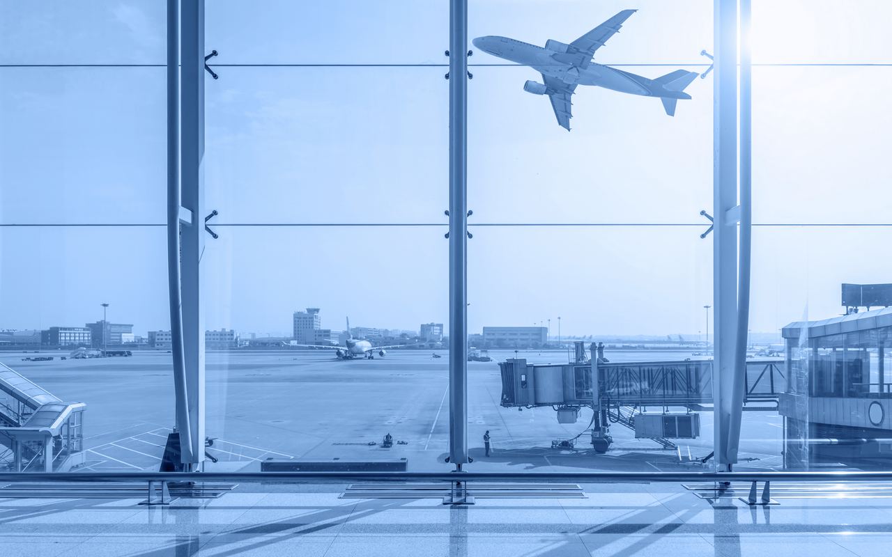 Tūkstošiem pasažieru palika bloķēti Austrālijā un Jaunzēlandē, jo aviokompānijas Air New Zealand, Virgin Australia, Qantas, QantasLink un Jetstar saskārās ar vairāk nekā 64 atceltiem lidojumiem un 926 kavēšanās Sidnejā, Brisbenā, Melburnā, Oklendā, Kraistčērčā un citās pilsētās.