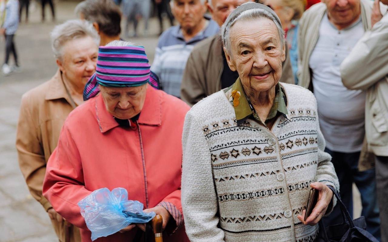 „Tas ir gaismas stariņš tumsā,” teica viena no pazudušo pensionāru meitām, uzzinot par piedāvāto 10 000 000 dolāru atlīdzību.