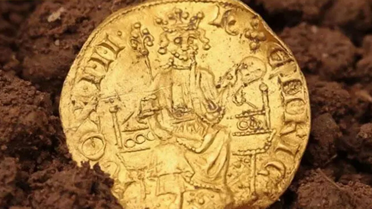 Gadsimta atklājums | Zelta monētas un lingi, kas atrasti apstrādātā laukā un pieder vienai valstij.