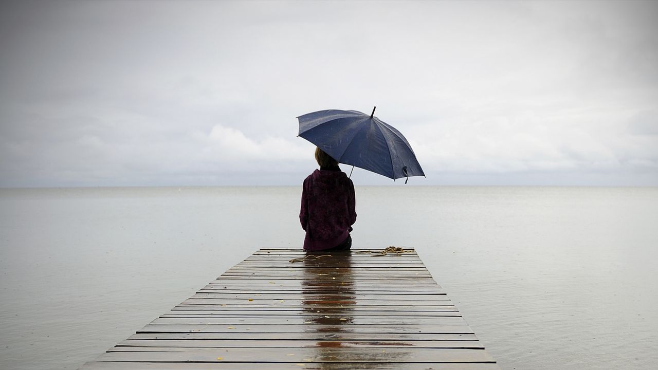Kāpēc, saskaņā ar psiholoģiju, Ziemassvētku laikā cilvēki jūtas vientuļāki, pat ja ir cilvēku apņemti?