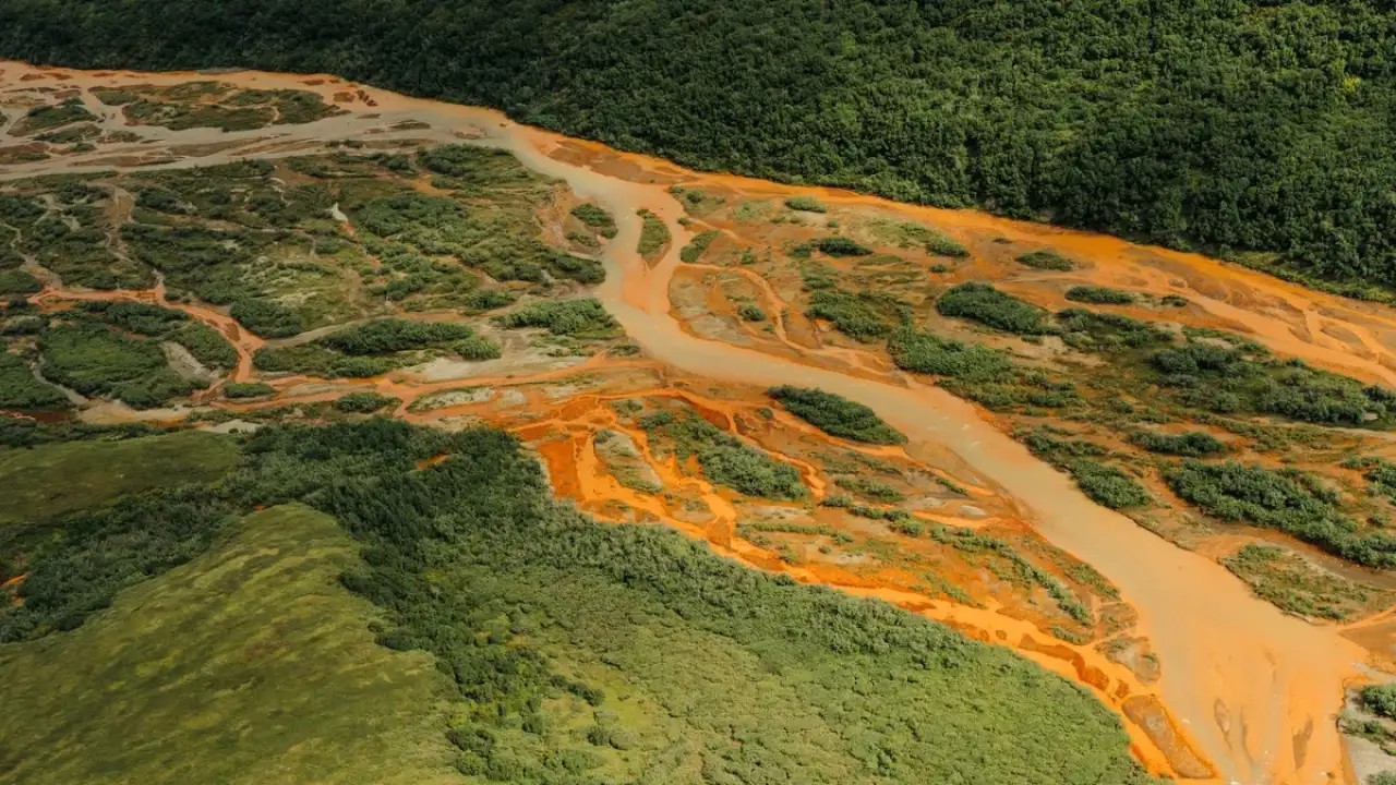 Aļaskas ledāji kūst, un upes kļūst oranžas krāsas: tas notiek zem zemes notiekošo procesu dēļ.