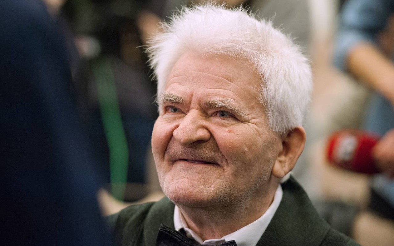 Edu ir 88 gadi, viņš ir spiests strādāt piecas dienas nedēļā.