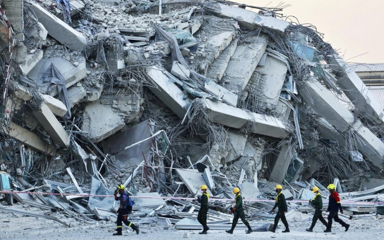 7,6 magnitūdas zemestrīce Japānā izraisīja cunami brīdinājumu un 90 000 cilvēku evakuāciju