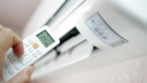 Ne 24°, ne 22°: uz kādu temperatūru jāiestata gaisa kondicionieris, lai taupītu elektroenerģiju?