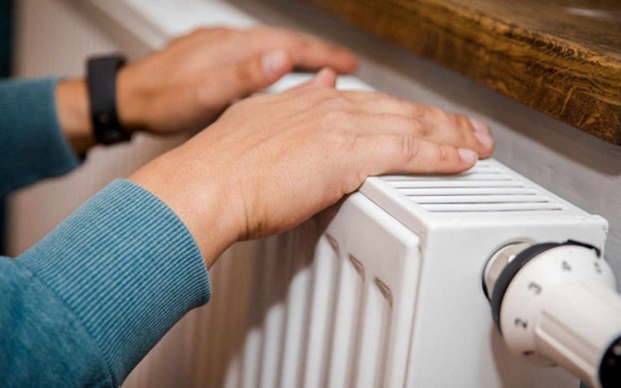 Šīs ziemas kļūdas palielina apkures rēķinus. Daudzi cilvēki tās pieļauj katru dienu.