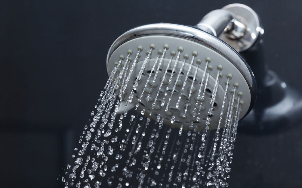 Tehniskie speciālisti stāsta par visbiežāk sastopamo kļūdu, kuras dēļ izdeg dušas sildelementi un palielinās elektrības rēķini.