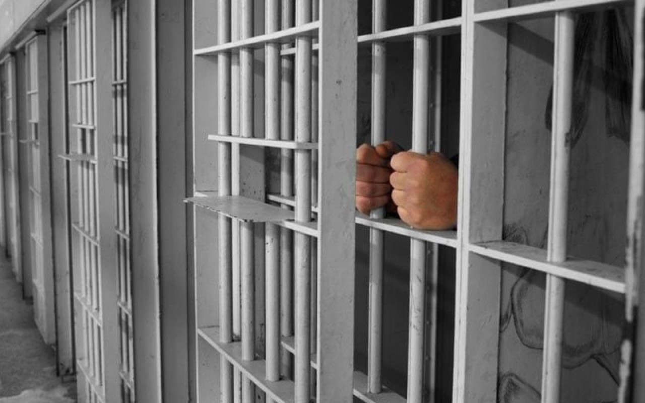 Mehāniķis notiesāts ar cietumsodu par krāpšanu ar tehniskās apskates uzlīmēm.