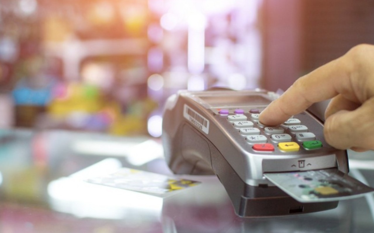 „Tā ir ļoti slikta ideja”: kāpēc nevajadzētu maksāt par produktiem ar bankas karti?