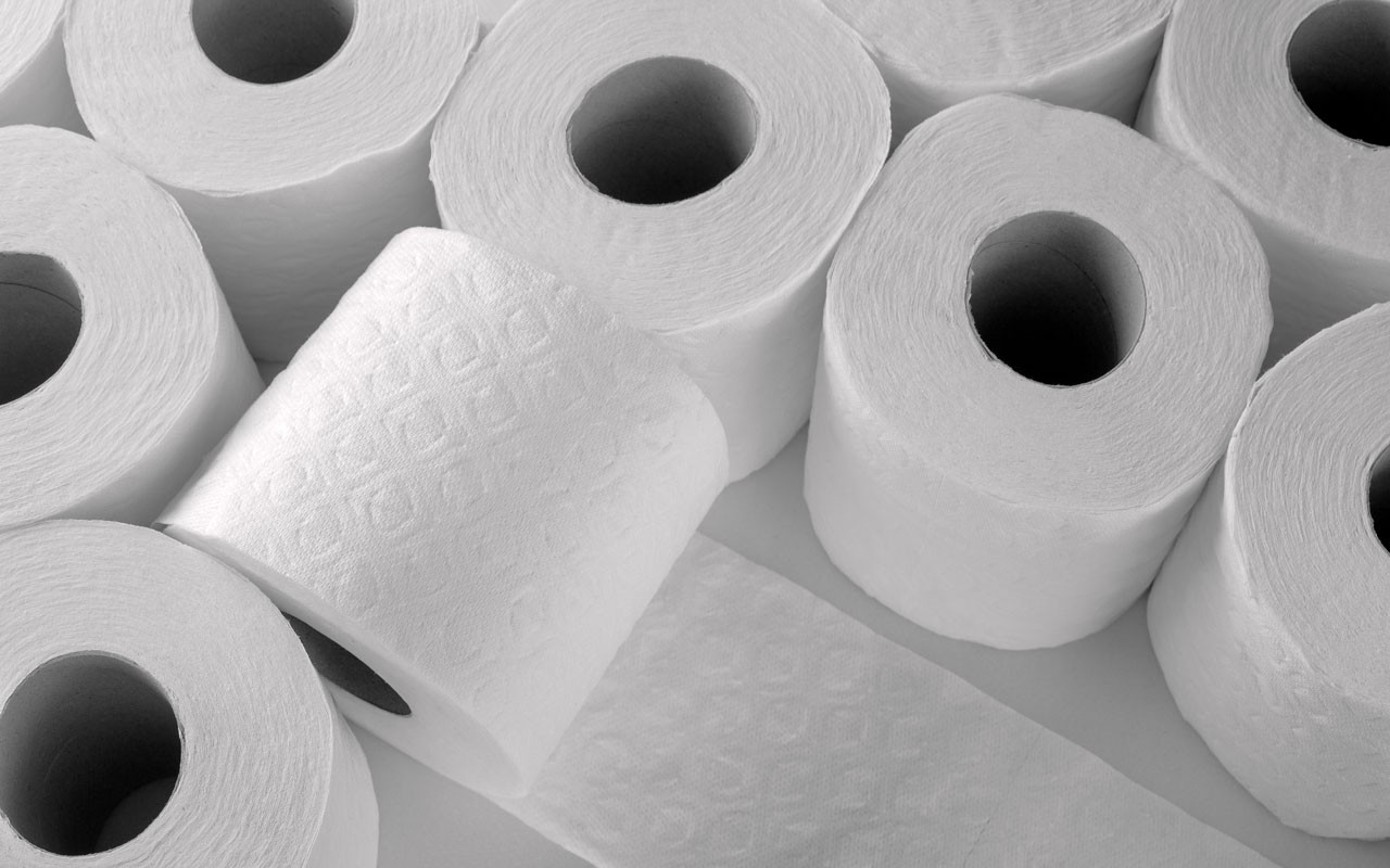 Pārstrāde: saglabājiet kartona tualetes papīra ruļļus un pārvērtiet tos brīnišķīgā Ziemassvētku dekorācijā.