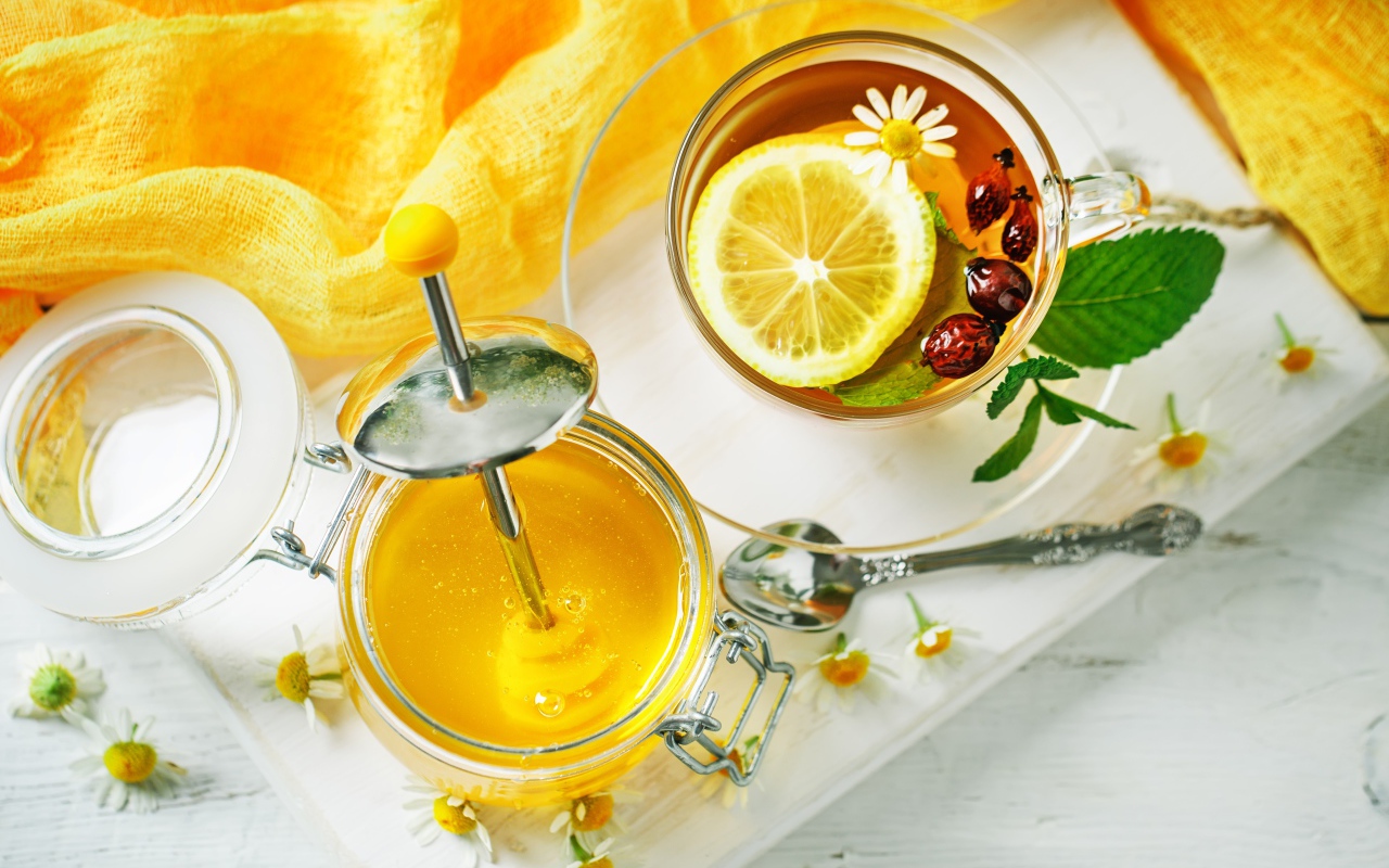 Vai medu var pievienot karstai tējai? Zinātnieki ir kliedējuši šīs šaubas.