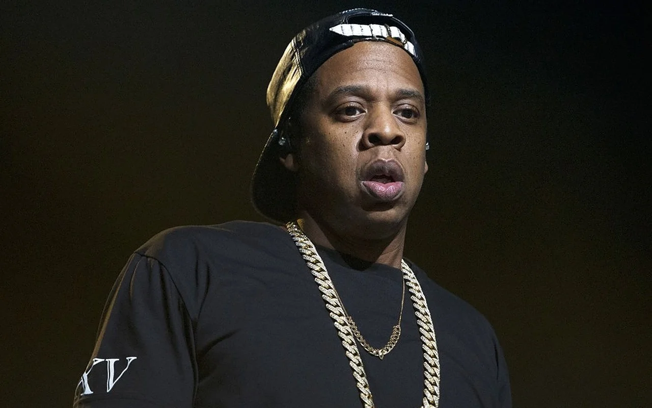 Par pasaulē bagātāko cilvēku atzītais dziedātājs svin 56. dzimšanas dienu un kļūst par 100 miljonu dolāru vērtas savrupmājas īpašnieku.