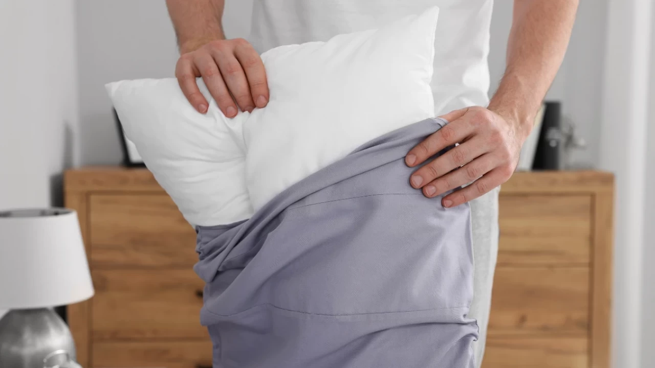 “Gultas veļu nevajadzētu mainīt ik pēc divām nedēļām vai ik pēc mēneša,” saka eksperts, norādot precīzu intervālu.