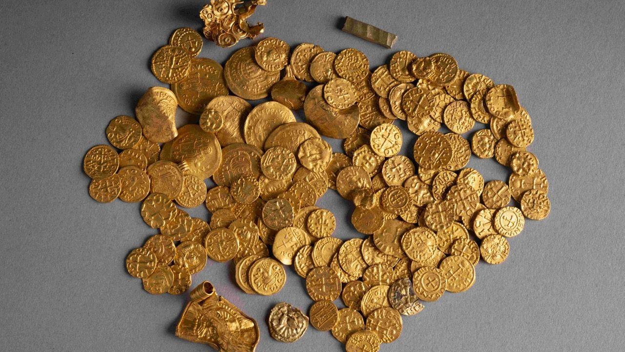 Gadsimta atklājums | Zelta monētas un lingi, kas atrasti apstrādātā laukā un pieder vienai valstij.