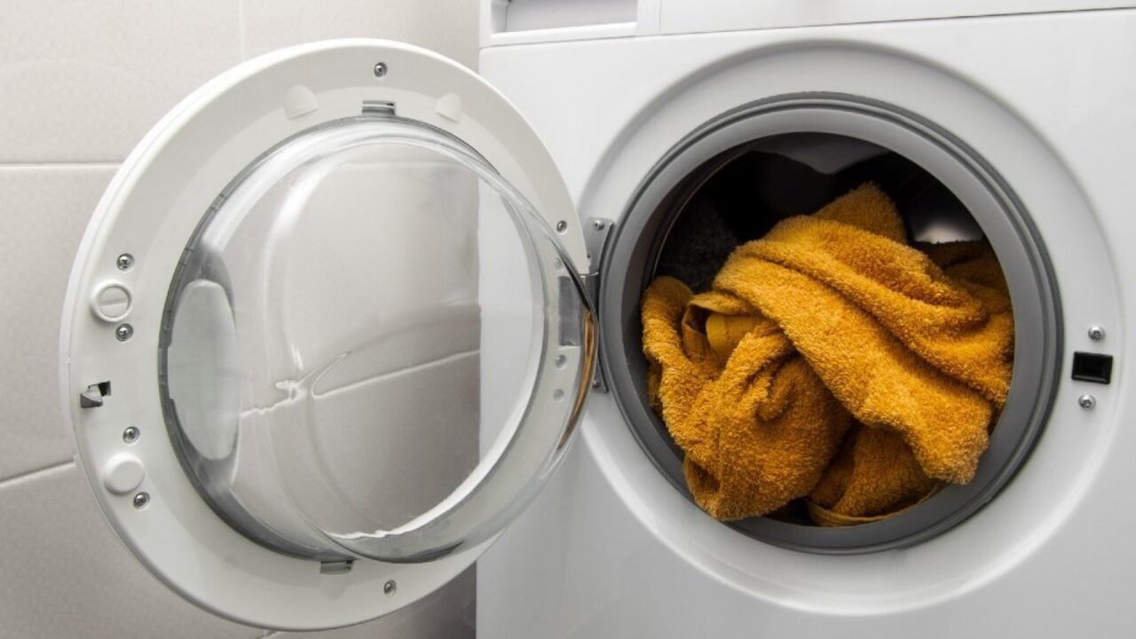 Pēc katras mazgāšanas atstāt veļas mašīnas durvis atvērtas: kļūda, ko daudzi pieļauj, pat to neapzinoties.