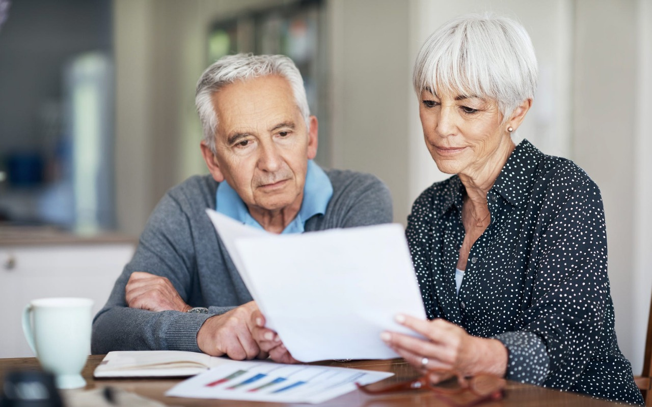 Pensijas vecuma samazināšana tagad ir oficiāli apstiprināta: turpmāk sievietes pensionēsies 56 gadu vecumā, bet vīrieši — 58 gadu vecumā.