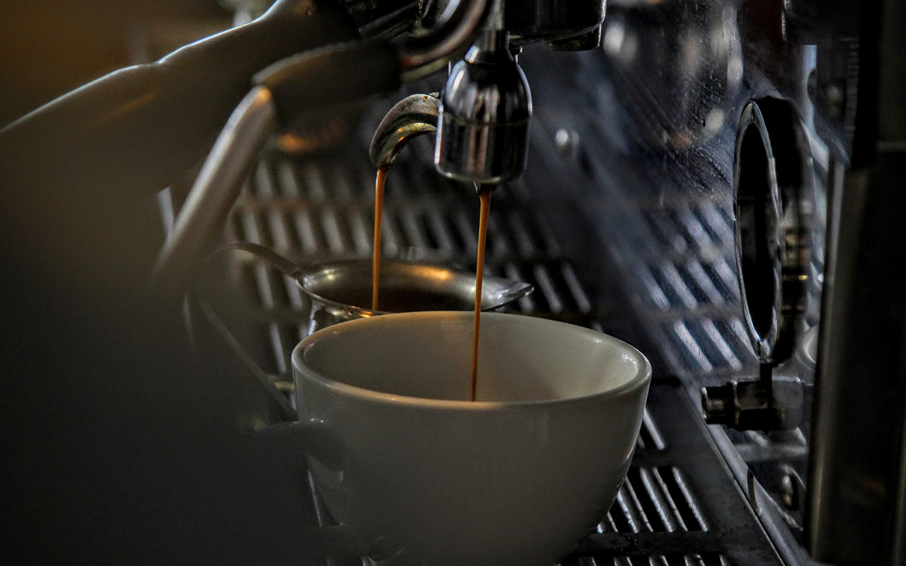 Kāpēc ir svarīgi atstāt vāku atvērtu, pagatavojot kafiju latviešu kafijas automātā: baristas noslēpums