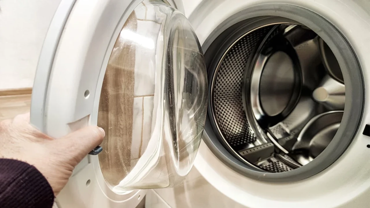 Kāpēc nedrīkst atstāt veļas mašīnas durvis atvērtas pārāk ilgi