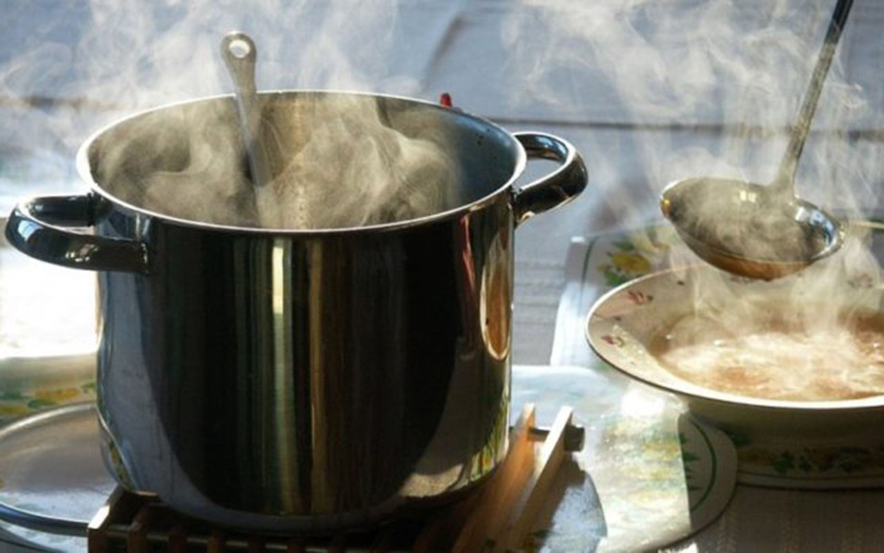 Kā iztīrīt piedegušu katlu? Vienkāršs veids bez etiķa un pārtikas sodas.