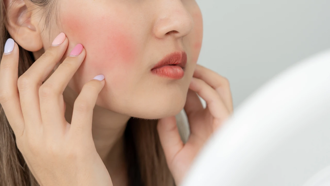 Franču sievietes dievina “skumjo sārtumu”. Tam ir atjaunojoša iedarbība.