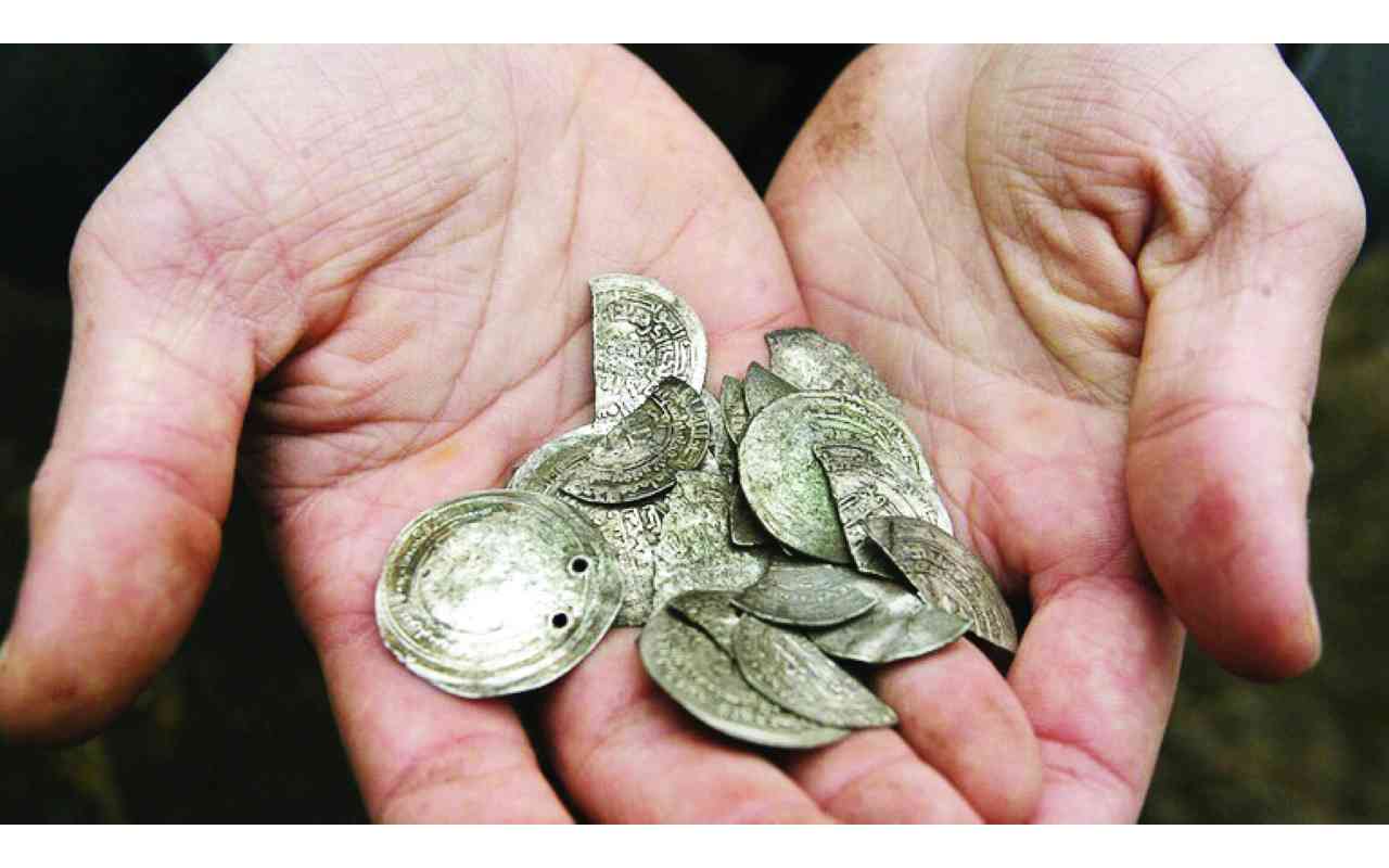 Arheologi atklājuši senu dārgumu, kas satur simtiem zelta un sudraba monētu