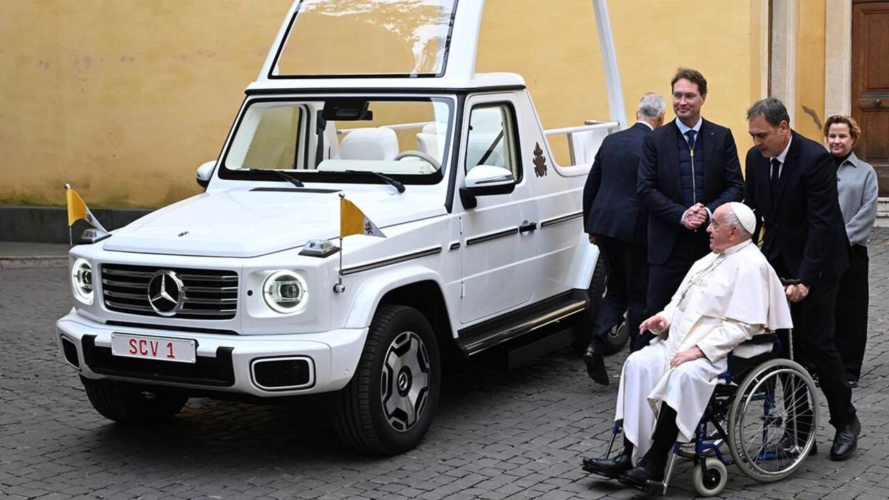 Pāvests Levs XIV “izvēlējās” sev automašīnu: tā ir aprīkota ar jaunākajām tehnoloģijām un ir ar rekordzemu degvielas patēriņu.