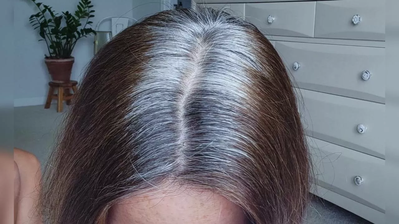 Pārtikas sodas un rozmarīna izmantošana sirmu matu apstrādei: kāpēc tas ir nepieciešams un kā to darīt.