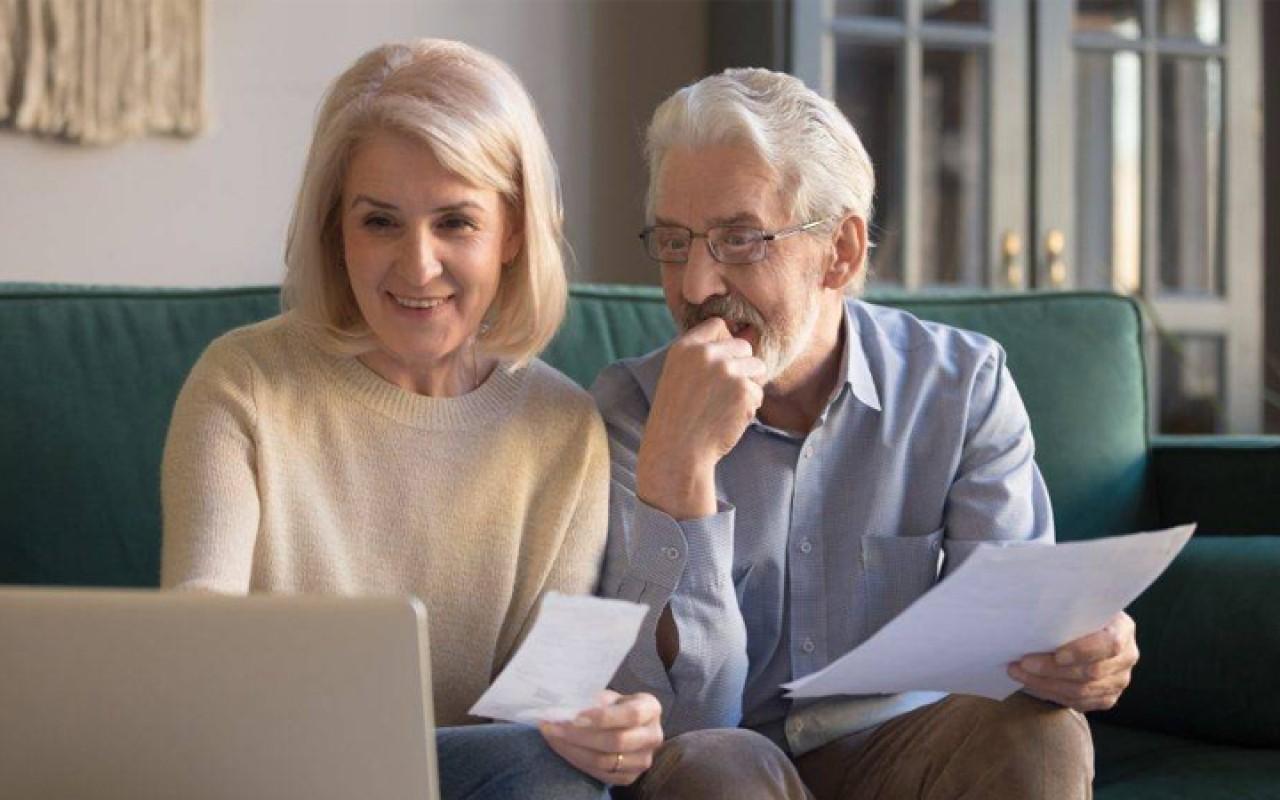 Pensijas vecuma samazināšana tagad ir oficiāli apstiprināta: turpmāk sievietes pensionēsies 56 gadu vecumā, bet vīrieši — 58 gadu vecumā.