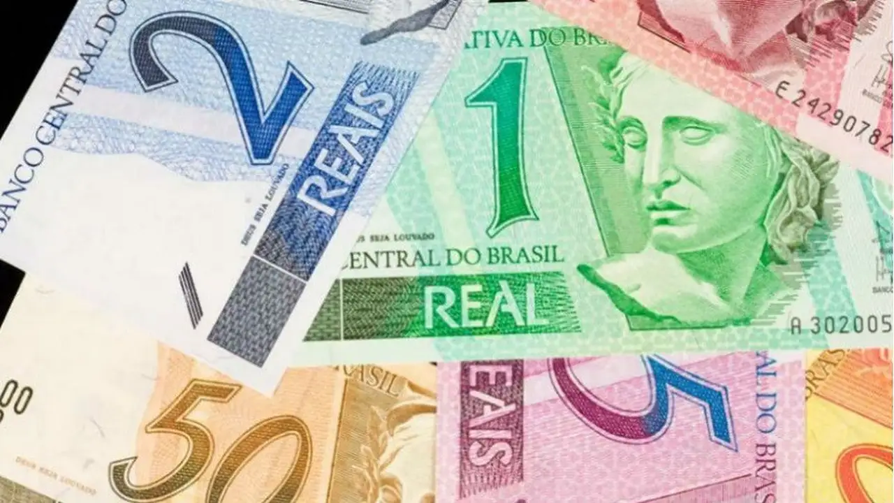 Šajā valstī 2026. gadā valsts ierēdņiem ik mēnesi būs jāmaksā iemaksas līdz 332 reāliem.