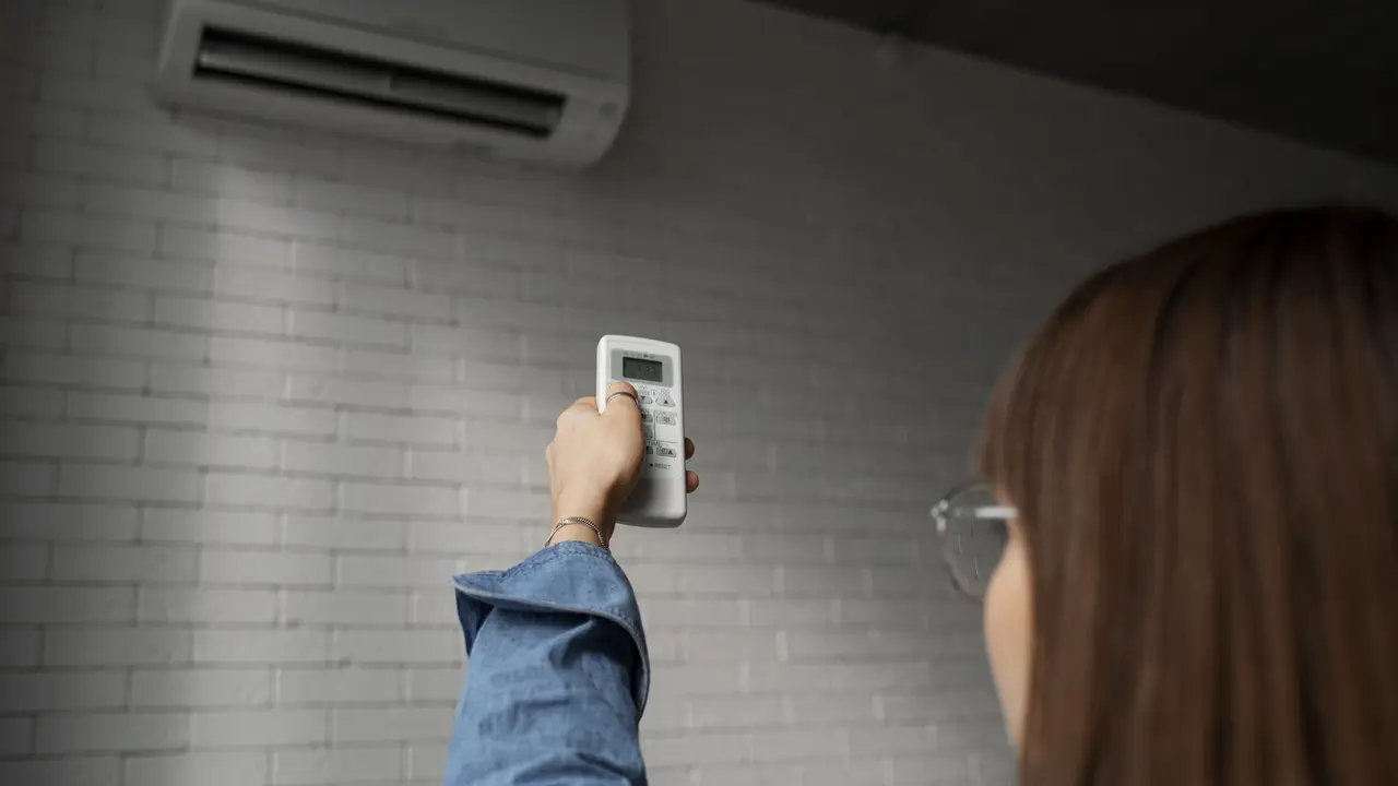 Ne 24°, ne 22°: uz kādu temperatūru jāiestata gaisa kondicionieris, lai taupītu elektroenerģiju?