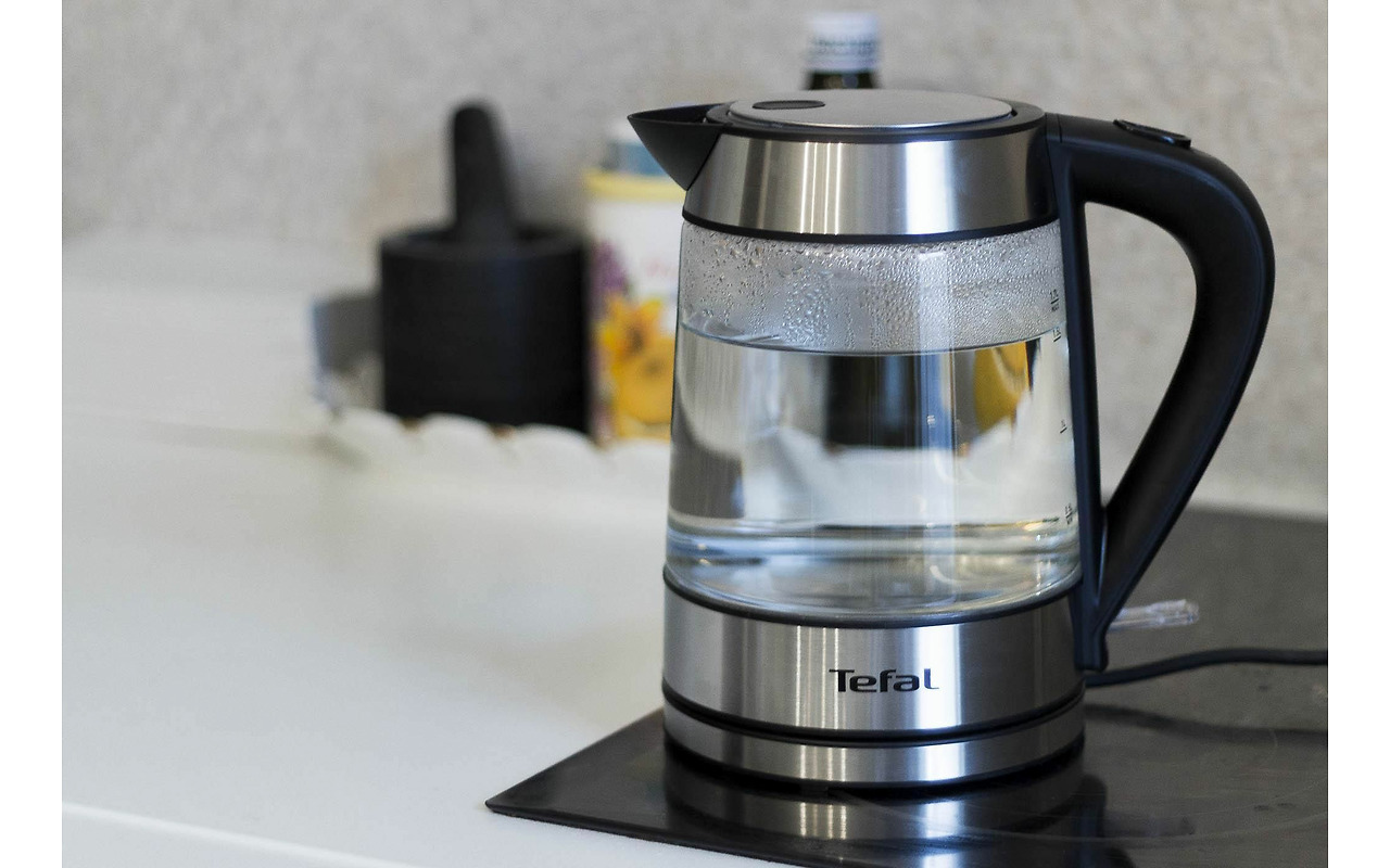 Tā vietā, lai izmantotu etiķi vai līdzekli kaļķa noņemšanai, ielejiet to tējkannā. Kaļķa pēdas nepaliks.