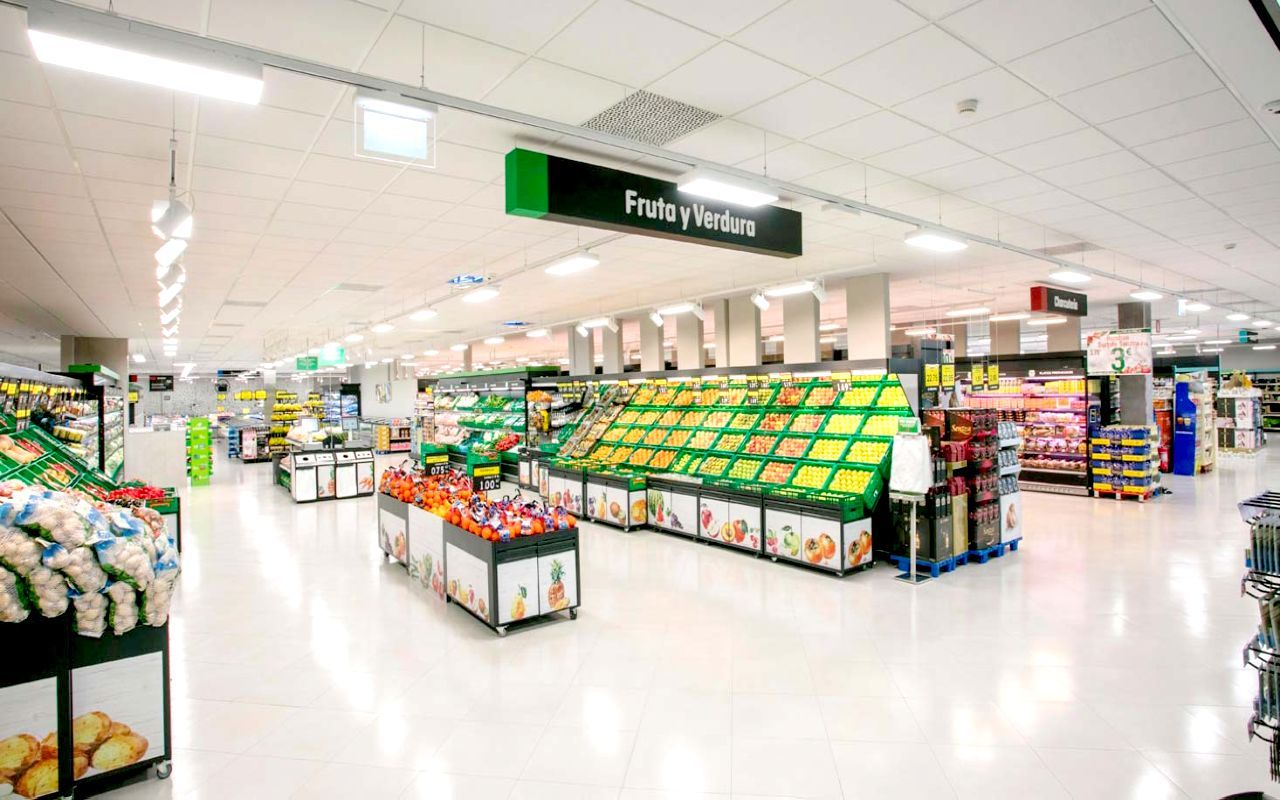 Trīs lielas supermārketu ķēdes atvadās un slēdz savas durvis.