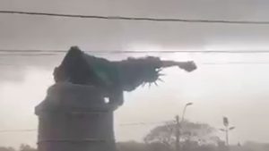 Pilnībā iznīcināta: vētra nogāza 35 metrus augsto Brīvības statuju.