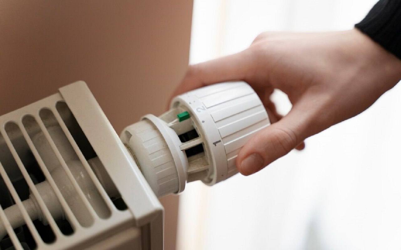 Kāpēc radiatori ir auksts apakšā? Šis vienkāršais paņēmiens atrisina nevienmērīgas sildīšanas problēmu.