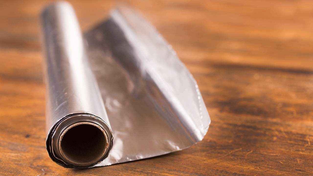 Arhitekti aicina Spānijas iedzīvotājus uz pāris dienām pie sienas piestiprināt alumīnija folijas gabalu: „augsta mitruma apstākļos tas ir jādara”.