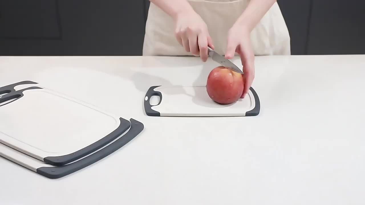 Kā notīrīt plastmasas dēli, lai tā kļūtu tīra un bez traipiem.