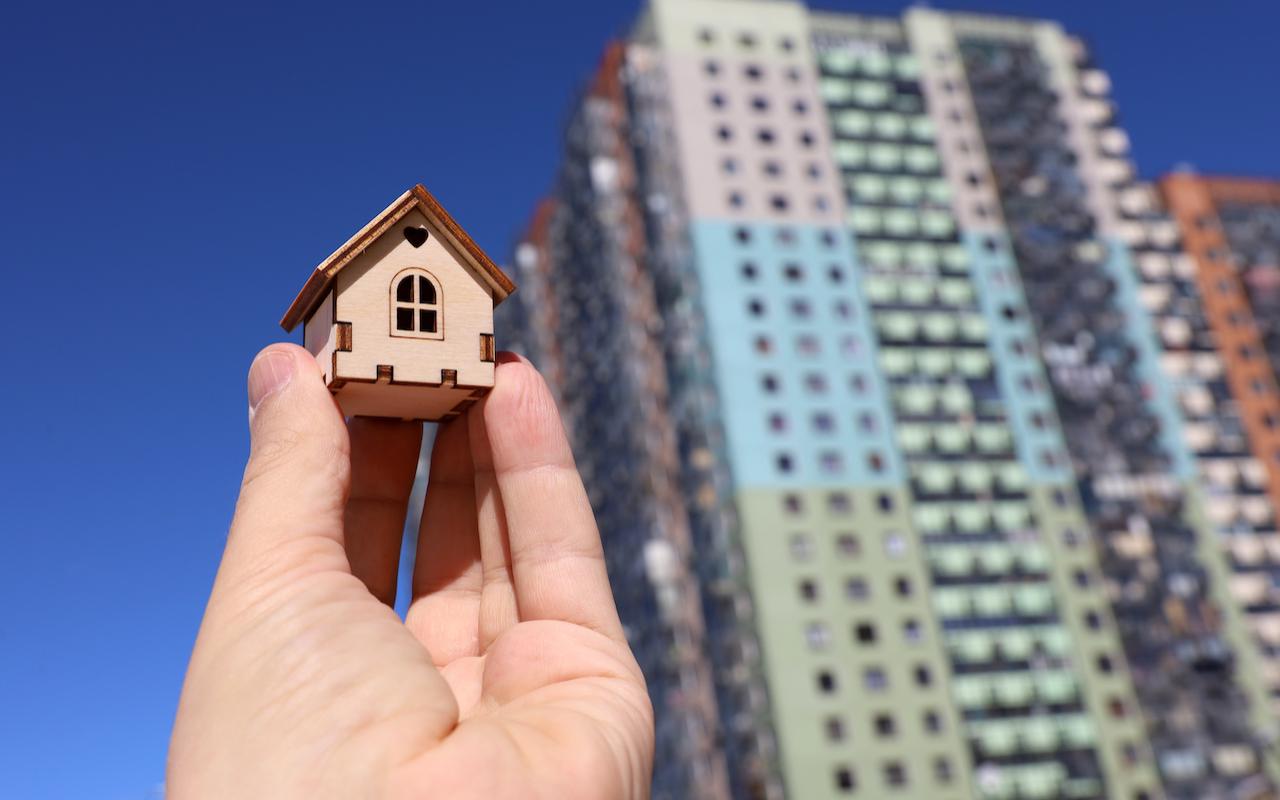 Uzraksts uz Treidy plāksnes uz žoga, kura vērtība ir 16 000 dolāru, uzsver satraucošu tendenci mājokļu tirgū: “Pastāvīgas attaisnojumi”.