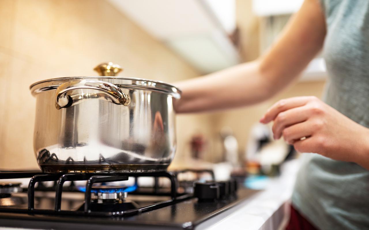Kā iztīrīt piedegušu katlu? Vienkāršs veids bez etiķa un pārtikas sodas.